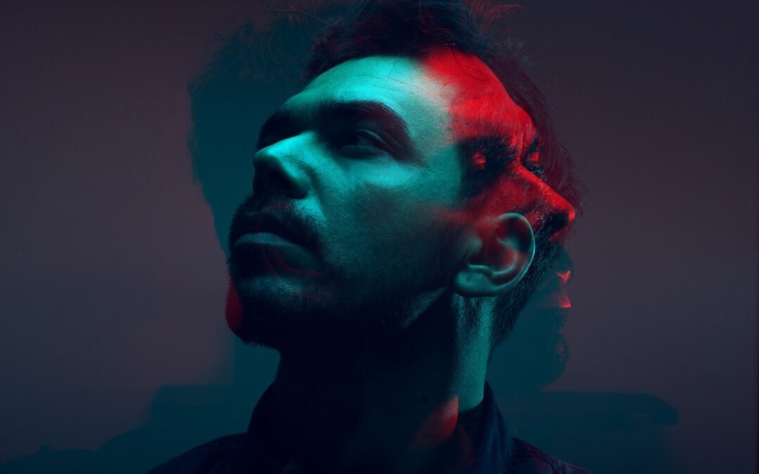 Homme en double exposition représentant une présence énergétique collée et un déséquilibre intérieur.